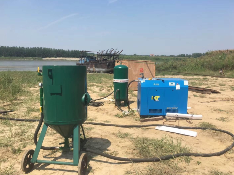 1639630665196838.jpg 仙桃船厂除锈喷砂.jpg